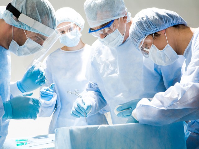 surgeons-operating-640x480